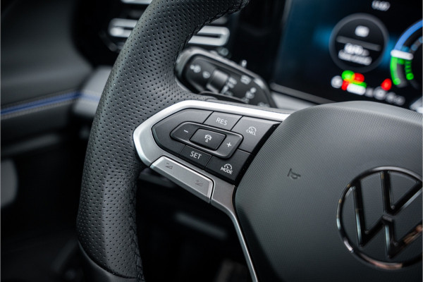 Volkswagen Tiguan 1.5 eHybrid 272pk R-Line Edition ** HUD ** Trekhaak ** 360 camera ** Massage Blackstyle ** Volkswagen Tiguan 1.5 eHybrid 272pk R-Line Edition ** HUD ** Trekhaak ** 360 camera ** Massage Blackstyle **