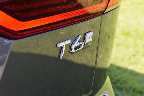 Volvo XC60 T6 AWD 350PK Plug-in Hybrid Ultra Dark | Nieuw | Luchtvering | 21"LMV | 360 camera | Panodak | HUD | H&K |
