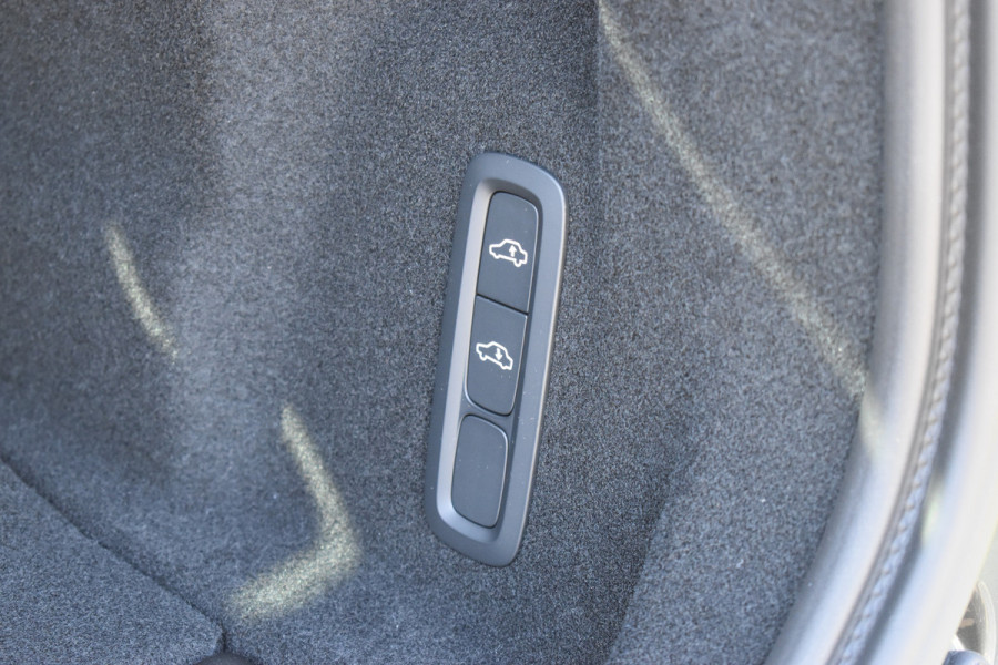 Volvo XC60 T6 AWD 350PK Plug-in Hybrid Ultra Dark | Nieuw | Luchtvering | 21"LMV | 360 camera | Panodak | HUD | H&K |