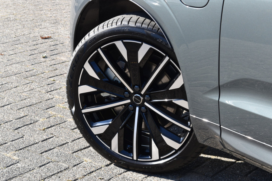 Volvo XC60 T6 AWD 350PK Plug-in Hybrid Ultra Dark | Nieuw | Luchtvering | 21"LMV | 360 camera | Panodak | HUD | H&K |