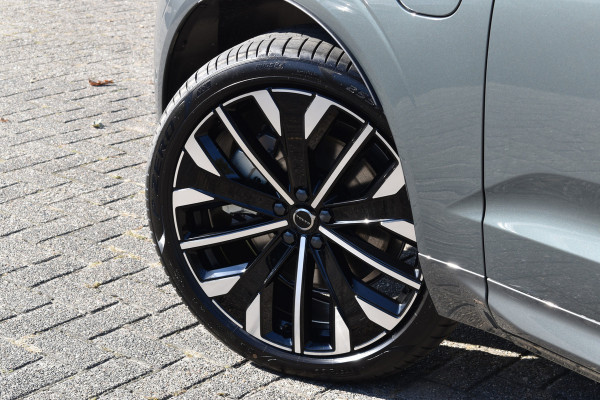 Volvo XC60 T6 AWD 350PK Plug-in Hybrid Ultra Dark | Nieuw | Luchtvering | 21"LMV | 360 camera | Panodak | HUD | H&K |
