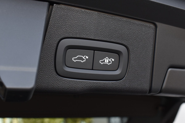 Volvo XC60 T6 AWD 350PK Plug-in Hybrid Ultra Dark | Nieuw | Luchtvering | 21"LMV | 360 camera | Panodak | HUD | H&K |