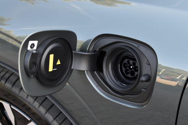 Volvo XC60 T6 AWD 350PK Plug-in Hybrid Ultra Dark | Nieuw | Luchtvering | 21"LMV | 360 camera | Panodak | HUD | H&K |