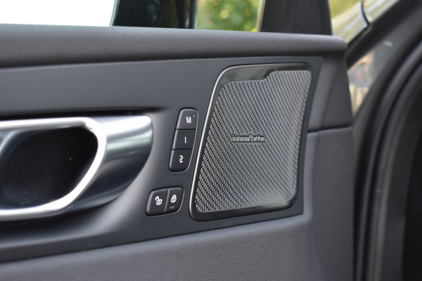 Volvo XC60 T6 AWD 350PK Plug-in Hybrid Ultra Dark | Nieuw | Luchtvering | 21"LMV | 360 camera | Panodak | HUD | H&K |