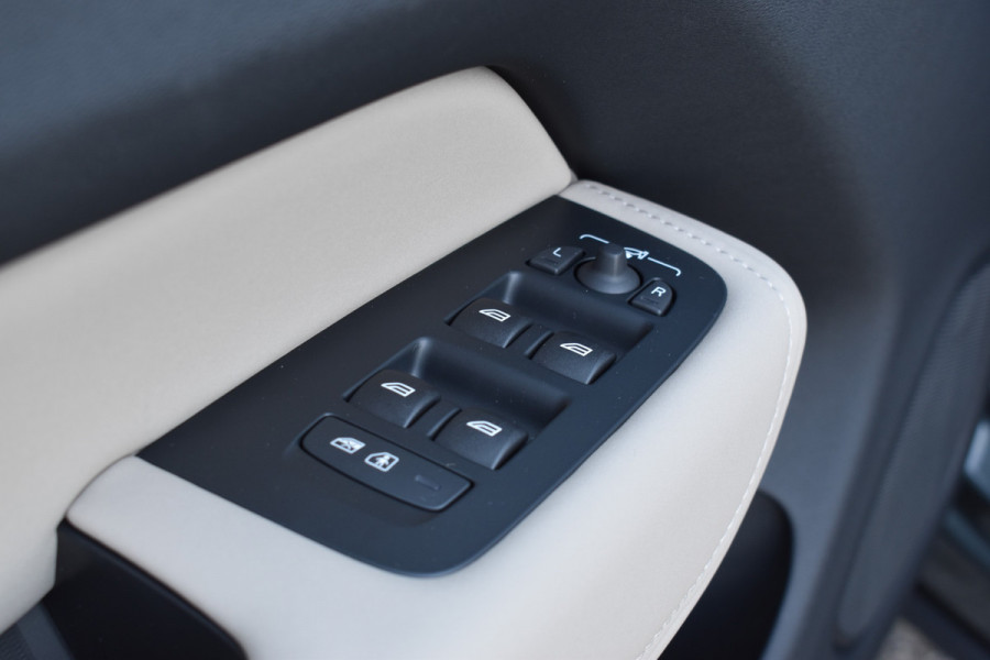 Volvo XC60 T6 AWD 350PK Plug-in Hybrid Ultra Dark | Nieuw | Luchtvering | 21"LMV | 360 camera | Panodak | HUD | H&K |