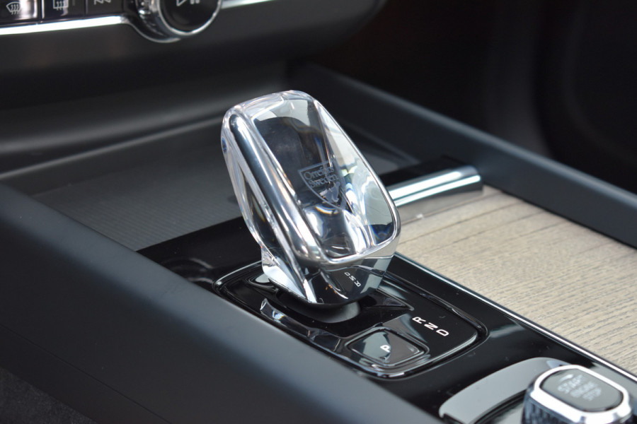 Volvo XC60 T6 AWD 350PK Plug-in Hybrid Ultra Dark | Nieuw | Luchtvering | 21"LMV | 360 camera | Panodak | HUD | H&K |