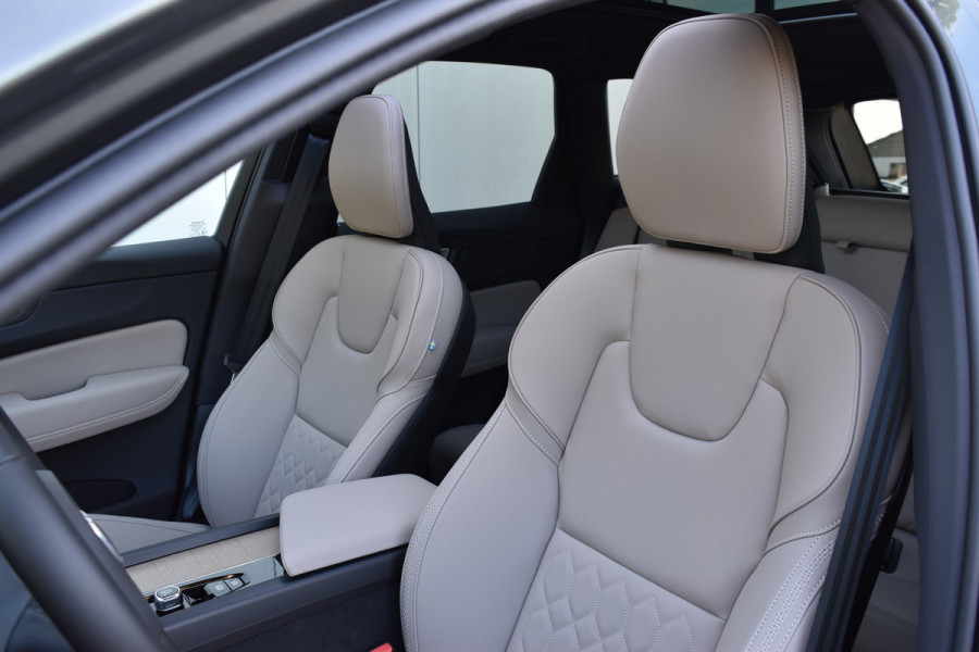 Volvo XC60 T6 AWD 350PK Plug-in Hybrid Ultra Dark | Nieuw | Luchtvering | 21"LMV | 360 camera | Panodak | HUD | H&K |