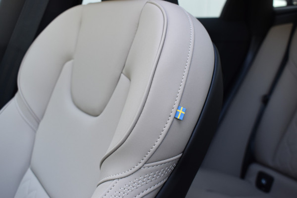 Volvo XC60 T6 AWD 350PK Plug-in Hybrid Ultra Dark | Nieuw | Luchtvering | 21"LMV | 360 camera | Panodak | HUD | H&K |