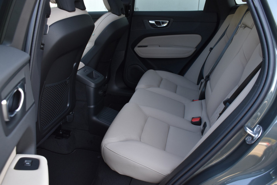 Volvo XC60 T6 AWD 350PK Plug-in Hybrid Ultra Dark | Nieuw | Luchtvering | 21"LMV | 360 camera | Panodak | HUD | H&K |