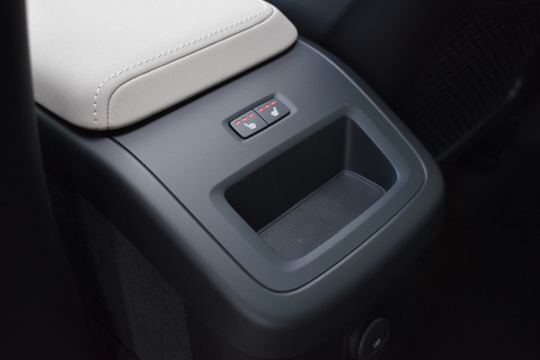 Volvo XC60 T6 AWD 350PK Plug-in Hybrid Ultra Dark | Nieuw | Luchtvering | 21"LMV | 360 camera | Panodak | HUD | H&K |