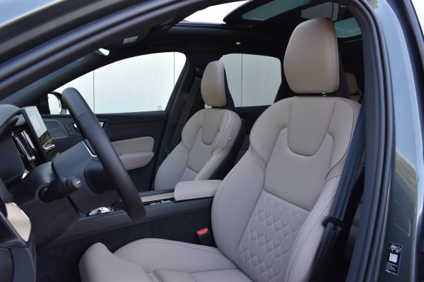 Volvo XC60 T6 AWD 350PK Plug-in Hybrid Ultra Dark | Nieuw | Luchtvering | 21"LMV | 360 camera | Panodak | HUD | H&K |