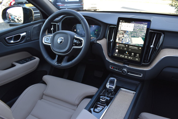 Volvo XC60 T6 AWD 350PK Plug-in Hybrid Ultra Dark | Nieuw | Luchtvering | 21"LMV | 360 camera | Panodak | HUD | H&K |