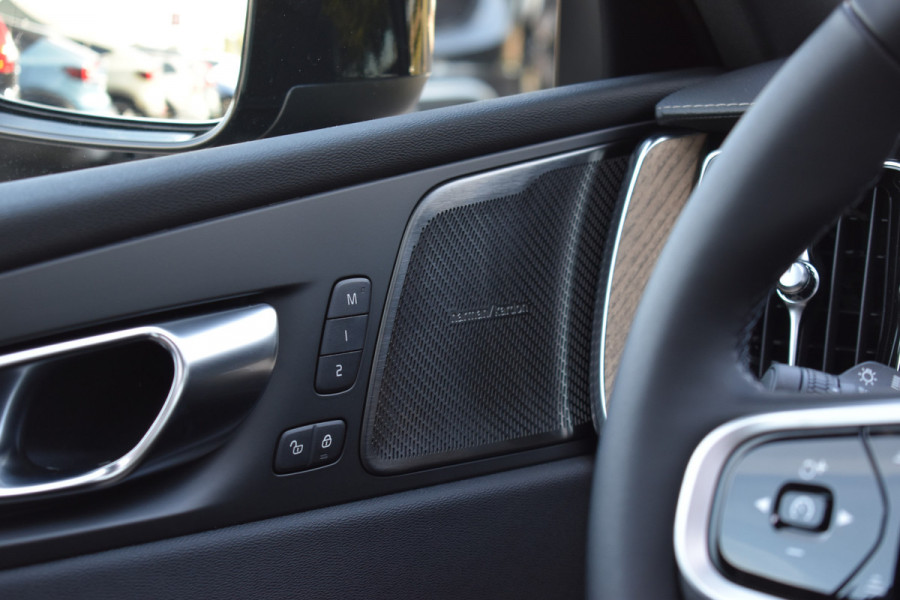 Volvo XC60 T6 AWD 350PK Plug-in Hybrid Ultra Dark | Nieuw | Luchtvering | 21"LMV | 360 camera | Panodak | HUD | H&K |