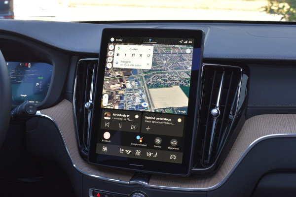 Volvo XC60 T6 AWD 350PK Plug-in Hybrid Ultra Dark | Nieuw | Luchtvering | 21"LMV | 360 camera | Panodak | HUD | H&K |