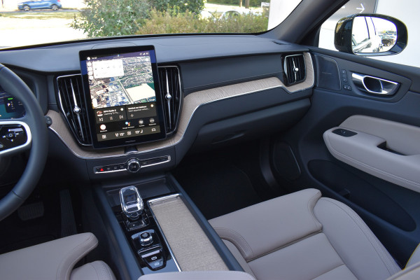 Volvo XC60 T6 AWD 350PK Plug-in Hybrid Ultra Dark | Nieuw | Luchtvering | 21"LMV | 360 camera | Panodak | HUD | H&K |