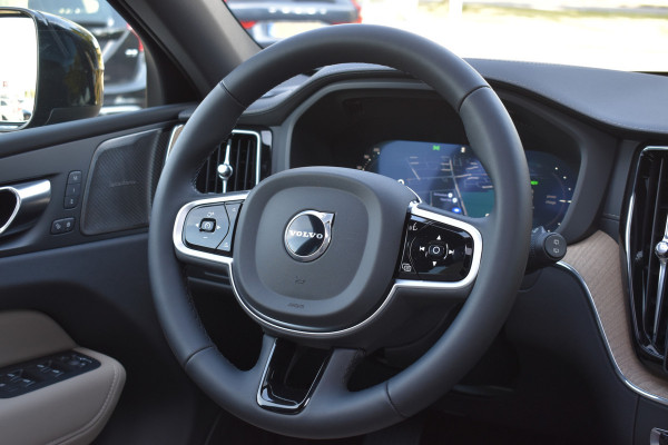 Volvo XC60 T6 AWD 350PK Plug-in Hybrid Ultra Dark | Nieuw | Luchtvering | 21"LMV | 360 camera | Panodak | HUD | H&K |