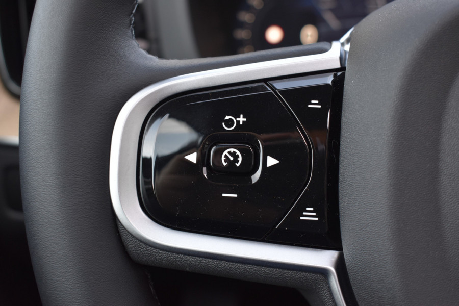 Volvo XC60 T6 AWD 350PK Plug-in Hybrid Ultra Dark | Nieuw | Luchtvering | 21"LMV | 360 camera | Panodak | HUD | H&K |