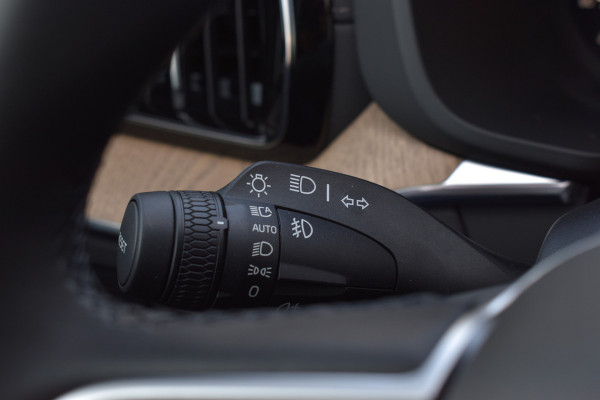 Volvo XC60 T6 AWD 350PK Plug-in Hybrid Ultra Dark | Nieuw | Luchtvering | 21"LMV | 360 camera | Panodak | HUD | H&K |