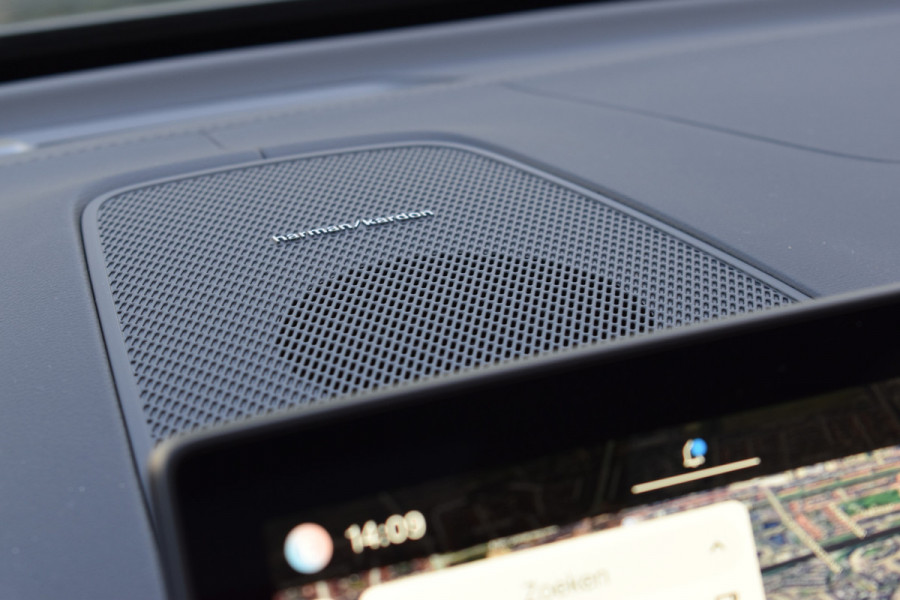 Volvo XC60 T6 AWD 350PK Plug-in Hybrid Ultra Dark | Nieuw | Luchtvering | 21"LMV | 360 camera | Panodak | HUD | H&K |