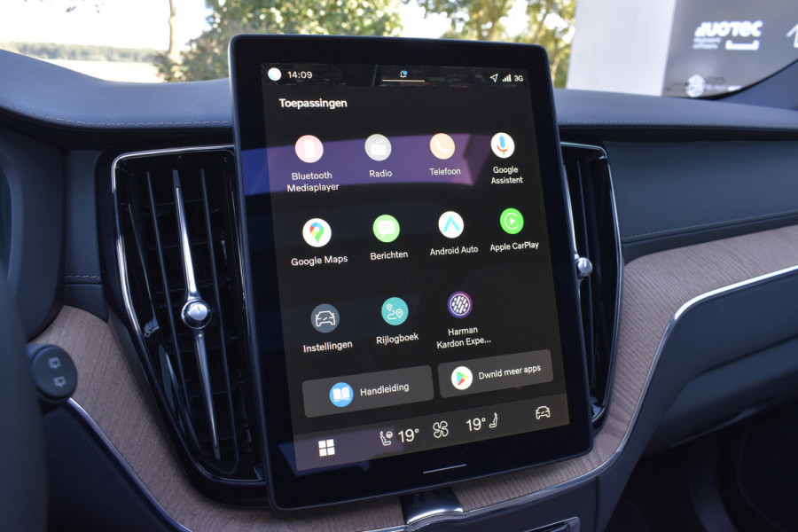 Volvo XC60 T6 AWD 350PK Plug-in Hybrid Ultra Dark | Nieuw | Luchtvering | 21"LMV | 360 camera | Panodak | HUD | H&K |