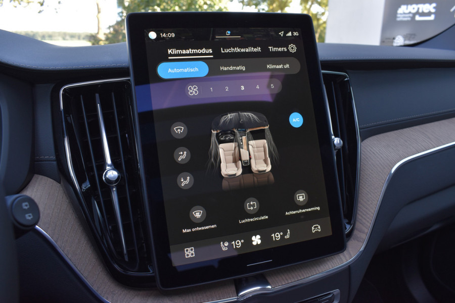 Volvo XC60 T6 AWD 350PK Plug-in Hybrid Ultra Dark | Nieuw | Luchtvering | 21"LMV | 360 camera | Panodak | HUD | H&K |