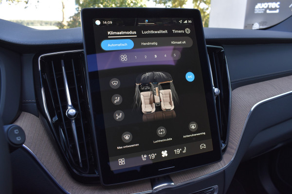 Volvo XC60 T6 AWD 350PK Plug-in Hybrid Ultra Dark | Nieuw | Luchtvering | 21"LMV | 360 camera | Panodak | HUD | H&K |