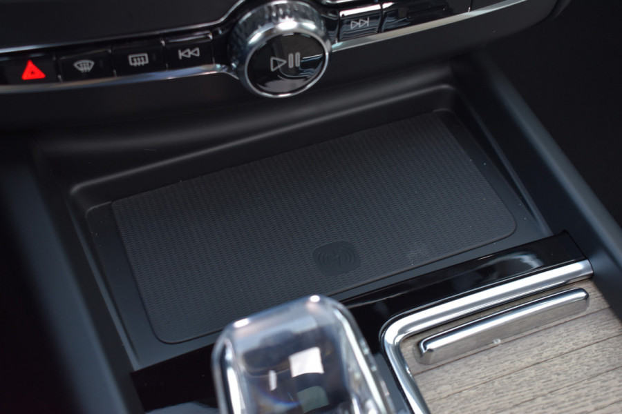 Volvo XC60 T6 AWD 350PK Plug-in Hybrid Ultra Dark | Nieuw | Luchtvering | 21"LMV | 360 camera | Panodak | HUD | H&K |