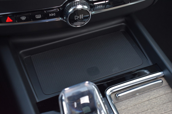 Volvo XC60 T6 AWD 350PK Plug-in Hybrid Ultra Dark | Nieuw | Luchtvering | 21"LMV | 360 camera | Panodak | HUD | H&K |