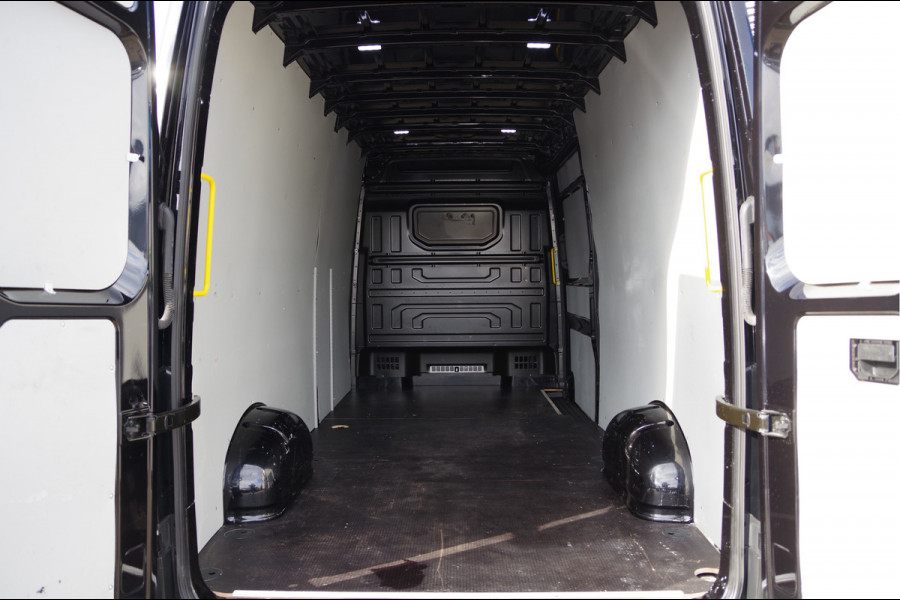 Volkswagen Crafter 35 2.0 TDI L4H3 177PK AUT. CAMERA, TREKHAAK, BETIMMERING, CRUISE, APPLE CARPLAY/ANDROID AUTO, MF STUUR, PARKEERSENSOREN Volkswagen Crafter 35 2.0 TDI L4H3 177PK AUT. CAMERA, TREKHAAK, BETIMMERING, CRUISE, APPLE CARPLAY/ANDROID AUTO, MF STUUR, PARKEERSENSOREN