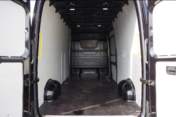 Volkswagen Crafter 35 2.0 TDI L4H3 177PK AUT. CAMERA, TREKHAAK, BETIMMERING, CRUISE, APPLE CARPLAY/ANDROID AUTO, MF STUUR, PARKEERSENSOREN Volkswagen Crafter 35 2.0 TDI L4H3 177PK AUT. CAMERA, TREKHAAK, BETIMMERING, CRUISE, APPLE CARPLAY/ANDROID AUTO, MF STUUR, PARKEERSENSOREN