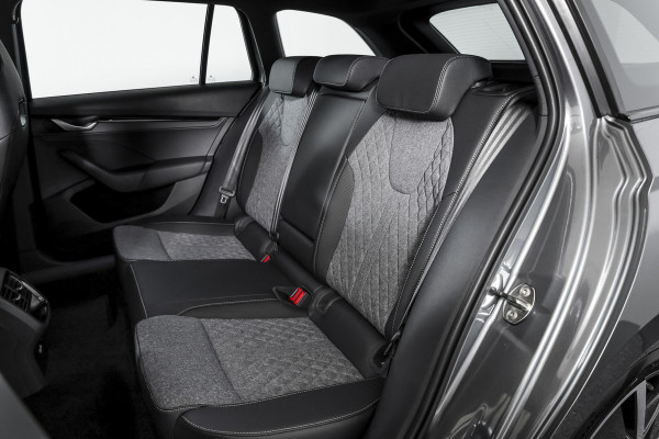 Škoda Octavia Combi 1.5 TSI MHEV 150 PK Sportline Tour | Dig. Cockpit | Elek. Trekhaak | Adapt. Cruise | Winterpakket | Camera | NAV + App. Connect | ECC | Elek.  Klep | DAB | LM 18" | 7129 Škoda Octavia Combi 1.5 TSI MHEV 150 PK Sportline Tour | Dig. Cockpit | Elek. Trekhaak | Adapt. Cruise | Winterpakket | Camera | NAV + App. Connect | ECC | Elek.  Klep | DAB | LM 18" | 7129