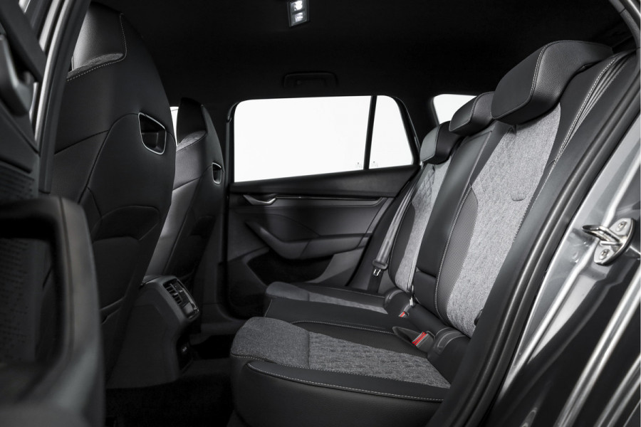 Škoda Octavia Combi 1.5 TSI MHEV 150 PK Sportline Tour | Dig. Cockpit | Elek. Trekhaak | Adapt. Cruise | Winterpakket | Camera | NAV + App. Connect | ECC | Elek.  Klep | DAB | LM 18" | 7129 Škoda Octavia Combi 1.5 TSI MHEV 150 PK Sportline Tour | Dig. Cockpit | Elek. Trekhaak | Adapt. Cruise | Winterpakket | Camera | NAV + App. Connect | ECC | Elek.  Klep | DAB | LM 18" | 7129