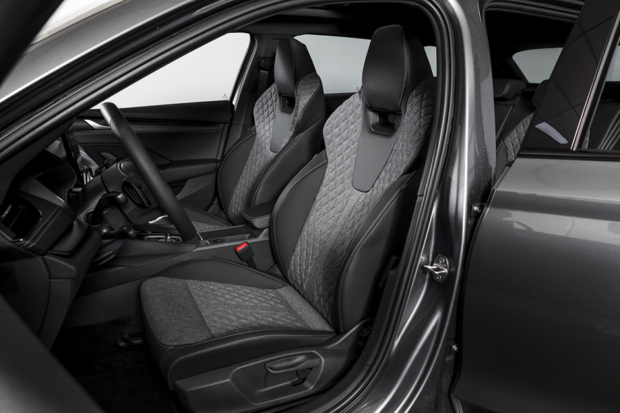 Škoda Octavia Combi 1.5 TSI MHEV 150 PK Sportline Tour | S/K-Panodak | Dig. Cockpit | Elek. Trekhaak | Adapt. Cruise | Winterpakket | Camera | NAV + App. Connect | ECC | Elek.  Klep | DAB | LM 18" | 7645 Škoda Octavia Combi 1.5 TSI MHEV 150 PK Sportline Tour | S/K-Panodak | Dig. Cockpit | Elek. Trekhaak | Adapt. Cruise | Winterpakket | Camera | NAV + App. Connect | ECC | Elek.  Klep | DAB | LM 18" | 7645