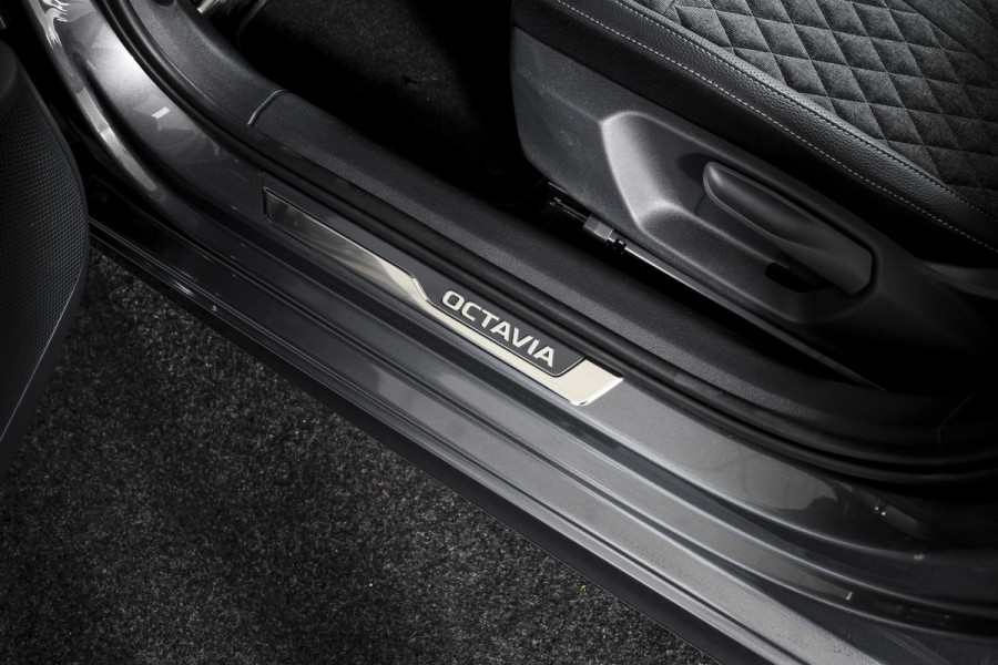 Škoda Octavia Combi 1.5 TSI MHEV 150 PK Sportline Tour | S/K-Panodak | Dig. Cockpit | Elek. Trekhaak | Adapt. Cruise | Winterpakket | Camera | NAV + App. Connect | ECC | Elek.  Klep | DAB | LM 18" | 7645 Škoda Octavia Combi 1.5 TSI MHEV 150 PK Sportline Tour | S/K-Panodak | Dig. Cockpit | Elek. Trekhaak | Adapt. Cruise | Winterpakket | Camera | NAV + App. Connect | ECC | Elek.  Klep | DAB | LM 18" | 7645