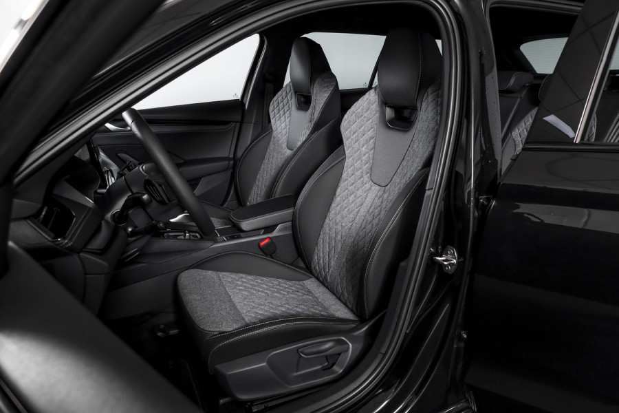 Škoda Octavia Combi 1.5 TSI MHEV 150 PK Sportline Tour | Dig. Cockpit | Elek. Trekhaak | Adapt. Cruise | Winterpakket | Camera | NAV + App. Connect | ECC | Elek.  Klep | DAB | LM 18" | 6370