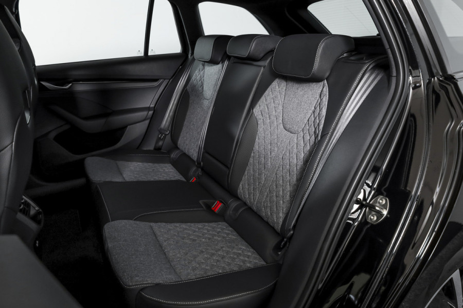 Škoda Octavia Combi 1.5 TSI MHEV 150 PK Sportline Tour | Dig. Cockpit | Elek. Trekhaak | Adapt. Cruise | Winterpakket | Camera | NAV + App. Connect | ECC | Elek.  Klep | DAB | LM 18" | 6370