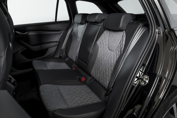 Škoda Octavia Combi 1.5 TSI MHEV 150 PK Sportline Tour | Dig. Cockpit | Elek. Trekhaak | Adapt. Cruise | Winterpakket | Camera | NAV + App. Connect | ECC | Elek.  Klep | DAB | LM 18" | 6370