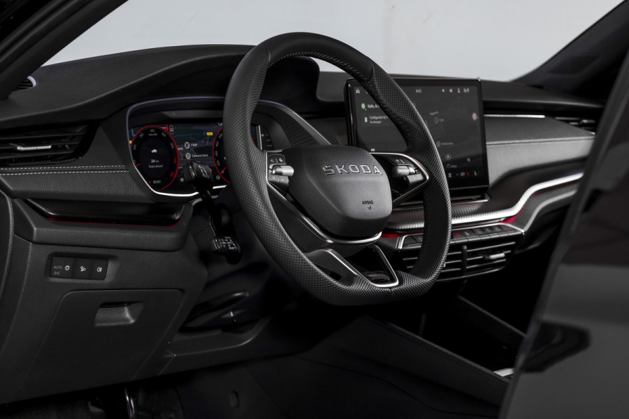 Škoda Octavia Combi 1.5 TSI MHEV 150 PK Sportline Tour | Dig. Cockpit | Elek. Trekhaak | Adapt. Cruise | Winterpakket | Camera | NAV + App. Connect | ECC | Elek.  Klep | DAB | LM 18" | 6370