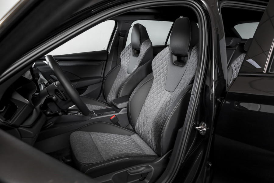Škoda Octavia Combi 1.5 TSI MHEV 150 PK Sportline Tour | S/K-Panodak | Dig. Cockpit | Elek. Trekhaak | Adapt. Cruise | Winterpakket | Camera | NAV + App. Connect | ECC | Elek.  Klep | DAB | LM 18" | 7228