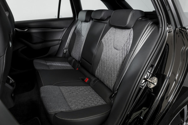 Škoda Octavia Combi 1.5 TSI MHEV 150 PK Sportline Tour | S/K-Panodak | Dig. Cockpit | Elek. Trekhaak | Adapt. Cruise | Winterpakket | Camera | NAV + App. Connect | ECC | Elek.  Klep | DAB | LM 18" | 7228