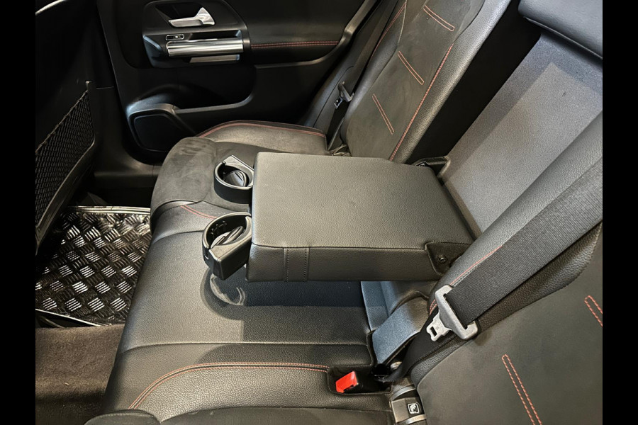 Mercedes-Benz B-Klasse 200 Business Solution AMG|NAP|PANO|DEALER ONDERHOUDEN Mercedes-Benz B-Klasse 200 Business Solution AMG|NAP|PANO|DEALER ONDERHOUDEN