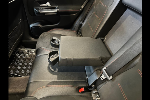 Mercedes-Benz B-Klasse 200 Business Solution AMG|NAP|PANO|DEALER ONDERHOUDEN Mercedes-Benz B-Klasse 200 Business Solution AMG|NAP|PANO|DEALER ONDERHOUDEN