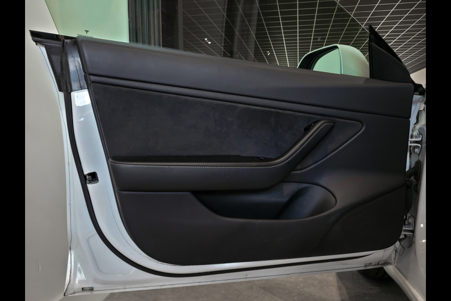 Tesla Model 3 Standard RWD Plus 60 kWh Pano|Leder|Autopilot|NL auto Tesla Model 3 Standard RWD Plus 60 kWh Pano|Leder|Autopilot|NL auto