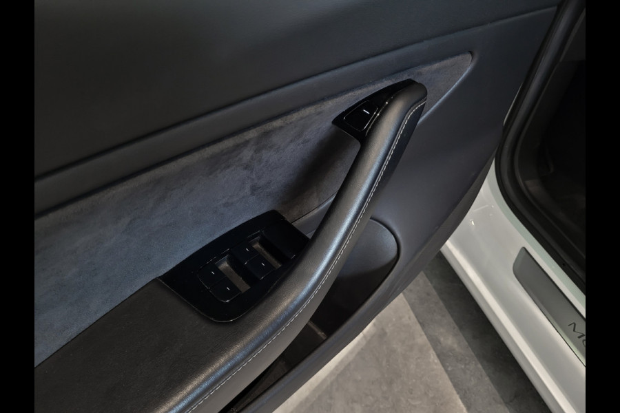 Tesla Model 3 Standard RWD Plus 60 kWh Pano|Leder|Autopilot|NL auto Tesla Model 3 Standard RWD Plus 60 kWh Pano|Leder|Autopilot|NL auto