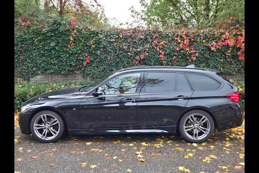 BMW 3 Serie Touring M Sport Panorama Apple CarPlay Elk. Trekhaak 6WB Dig. dash NAP NBT EVO Navi Draadloos lader BMW 3 Serie Touring M Sport Panorama Apple CarPlay Elk. Trekhaak 6WB Dig. dash NAP NBT EVO Navi Draadloos lader