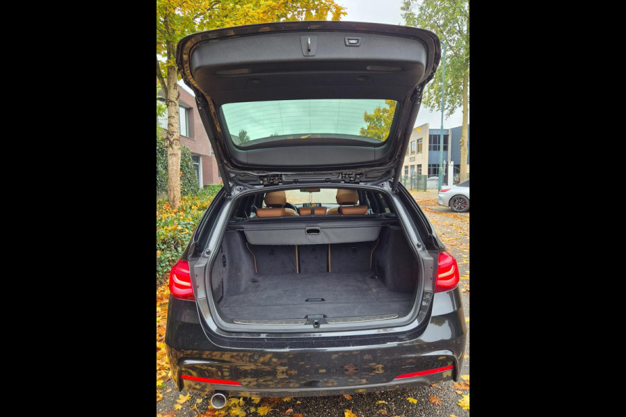 BMW 3 Serie Touring M Sport Panorama Apple CarPlay Elk. Trekhaak 6WB Dig. dash NAP NBT EVO Navi Draadloos lader BMW 3 Serie Touring M Sport Panorama Apple CarPlay Elk. Trekhaak 6WB Dig. dash NAP NBT EVO Navi Draadloos lader