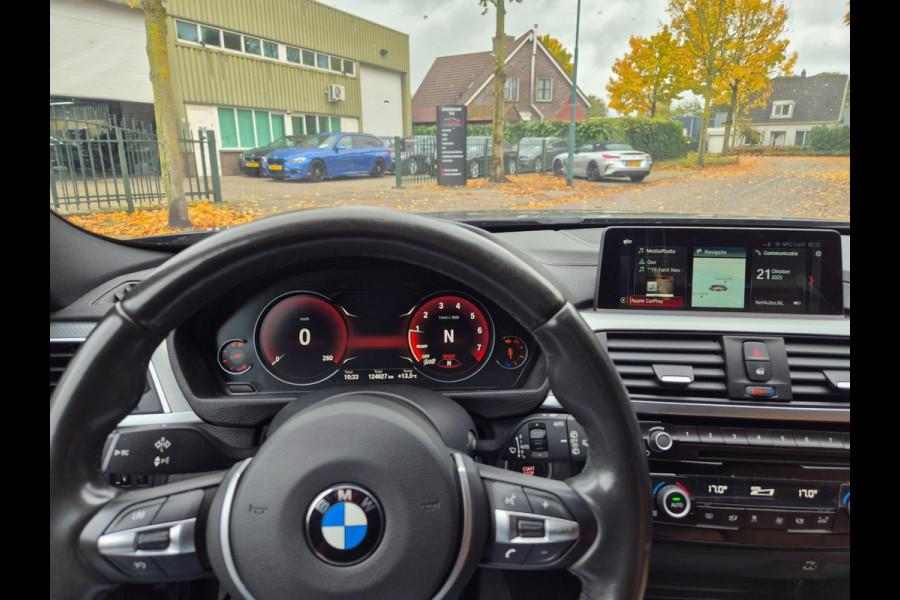 BMW 3 Serie Touring M Sport Panorama Apple CarPlay Elk. Trekhaak 6WB Dig. dash NAP NBT EVO Navi Draadloos lader BMW 3 Serie Touring M Sport Panorama Apple CarPlay Elk. Trekhaak 6WB Dig. dash NAP NBT EVO Navi Draadloos lader