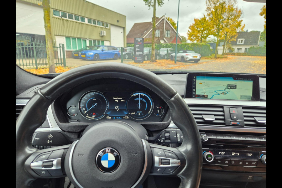 BMW 3 Serie Touring M Sport Panorama Apple CarPlay Elk. Trekhaak 6WB Dig. dash NAP NBT EVO Navi Draadloos lader BMW 3 Serie Touring M Sport Panorama Apple CarPlay Elk. Trekhaak 6WB Dig. dash NAP NBT EVO Navi Draadloos lader