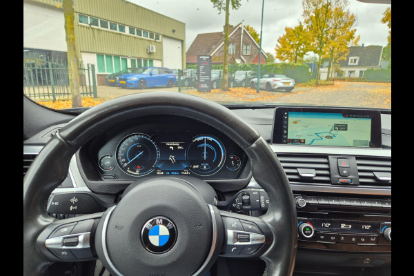 BMW 3 Serie Touring M Sport Panorama Apple CarPlay Elk. Trekhaak 6WB Dig. dash NAP NBT EVO Navi Draadloos lader BMW 3 Serie Touring M Sport Panorama Apple CarPlay Elk. Trekhaak 6WB Dig. dash NAP NBT EVO Navi Draadloos lader