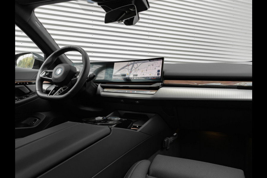 BMW i5 eDrive40 M-Sport - Onderstel Prof - Driving Ass Plus - Comfortstoelen BMW i5 eDrive40 M-Sport - Onderstel Prof - Driving Ass Plus - Comfortstoelen